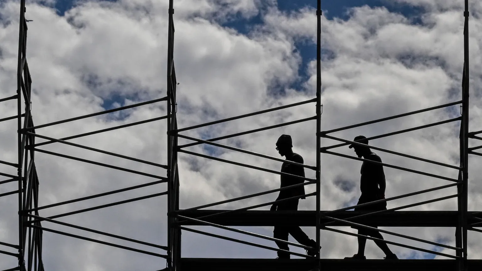 Giovani al lavoro su un ponteggio / Ansa