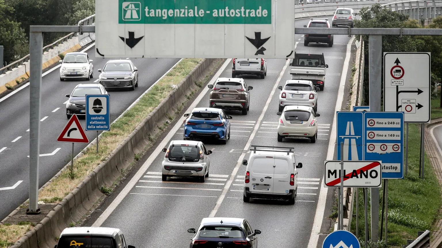 Giù le multe, su l'età (70 anni) per guidare bus e camion: come cambia il Codice della strada