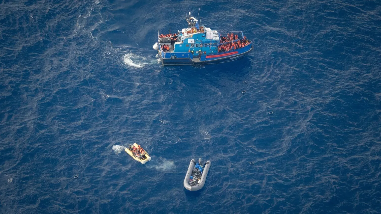 C'è gommone con 30 migranti finito nel nulla. E la Libia dichiara guerra alle Ong