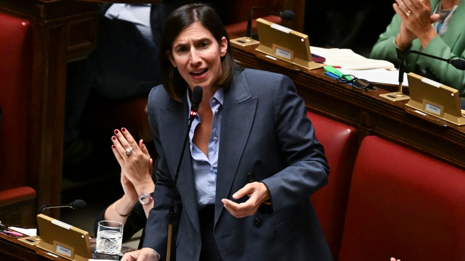 La segretaria del Pd Elly Schlein durante il dibattito alla Camera sulle comunicazione della premier Meloni in vista del Consiglio europeo di oggi