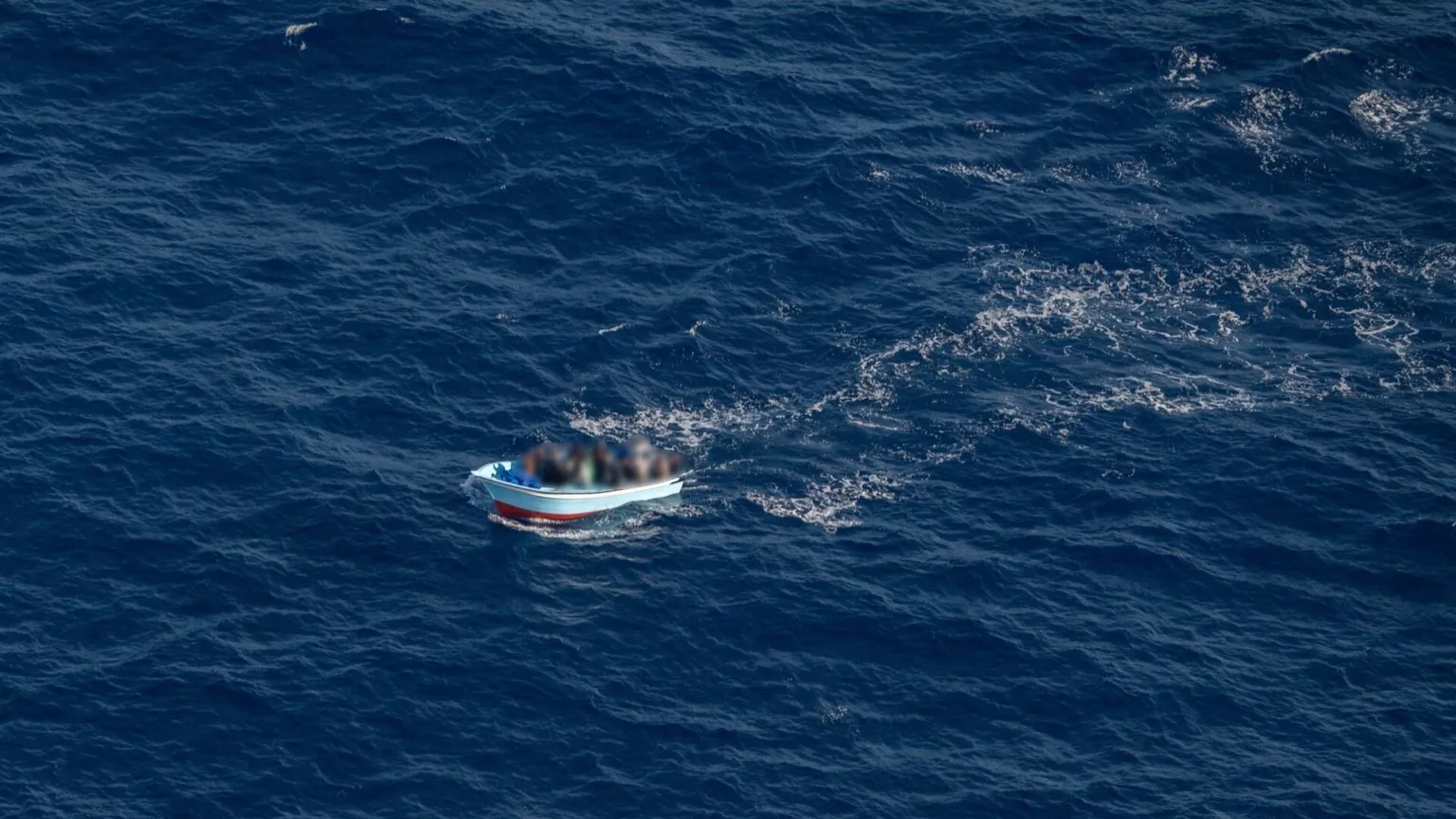 Il barchino  di legno intercettato da Sos Mediterrane alcuni giorni fa e sparito nel nulla/Camille Martin Juan/SOS MEDITERRANEE