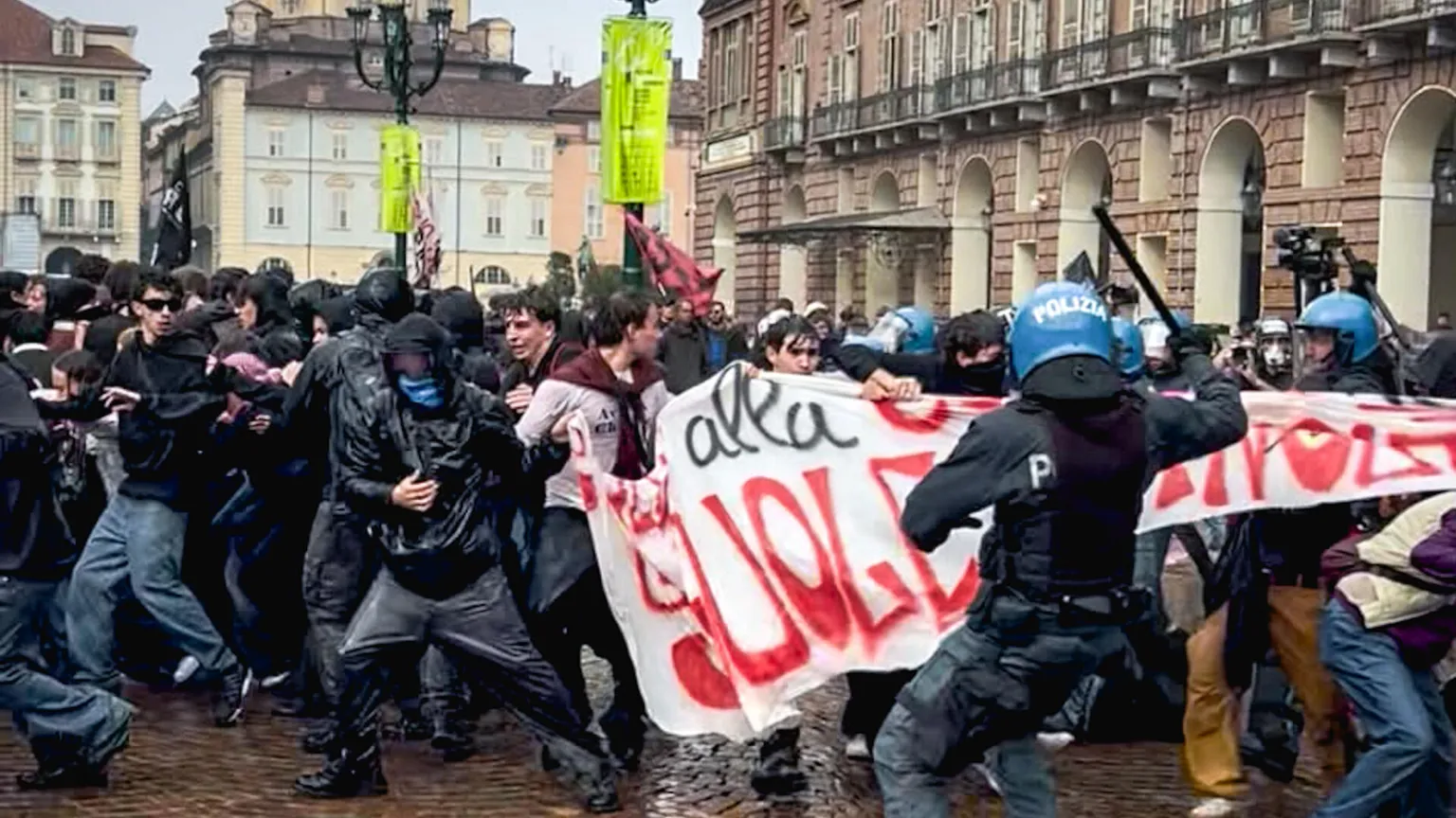 Slogan e pietre per un giorno di guerriglia. Gli studenti italiani “copiano” la rabbia francese