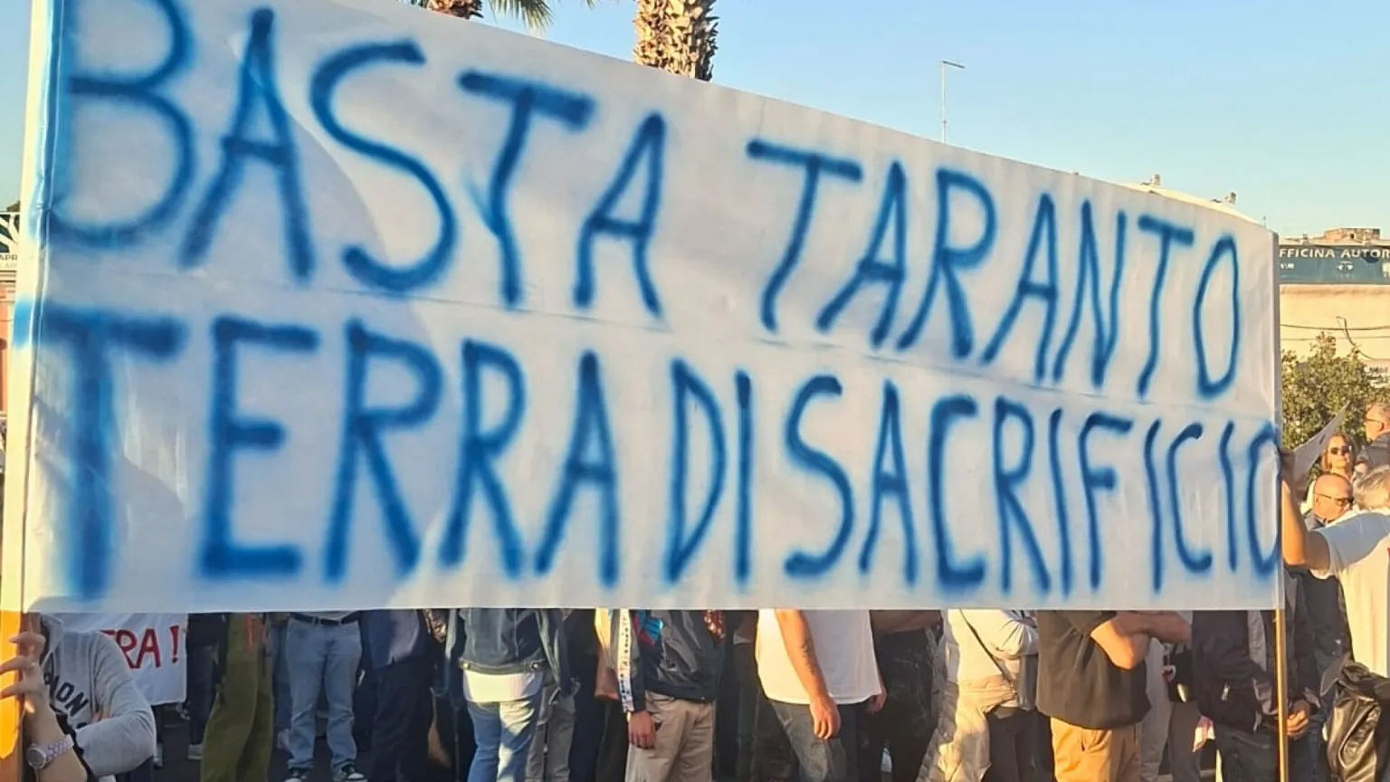 La grande attesa di Taranto, dove la crisi dell'ex Ilva divide operai, famiglie e quartieri
