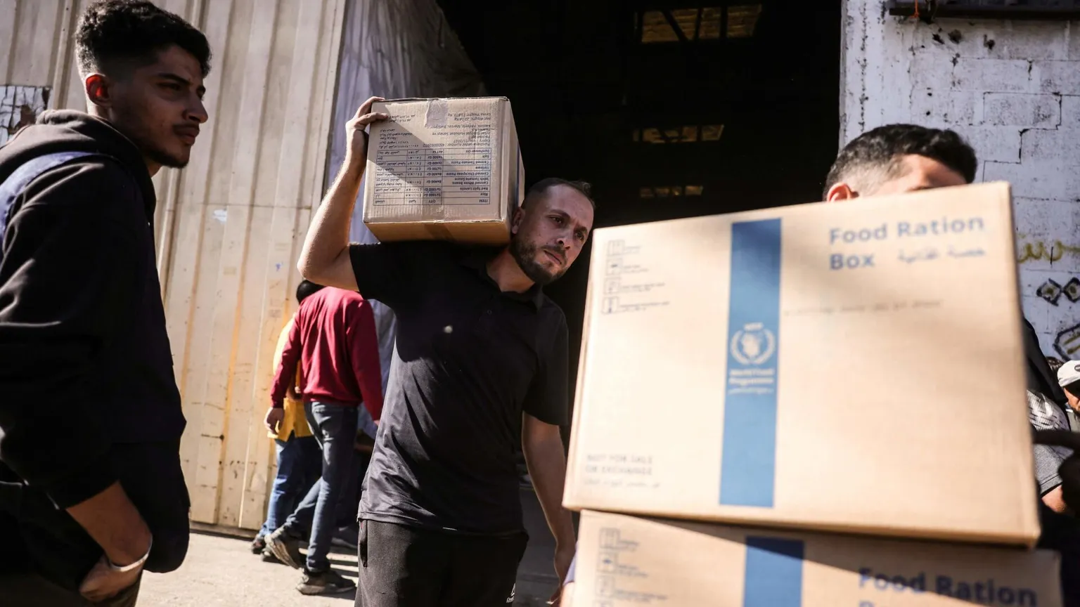 La distribuzione di pacchi alimentari del Pam nel villaggio di al-Zawayda situato nel centro di Gaza / ANSA