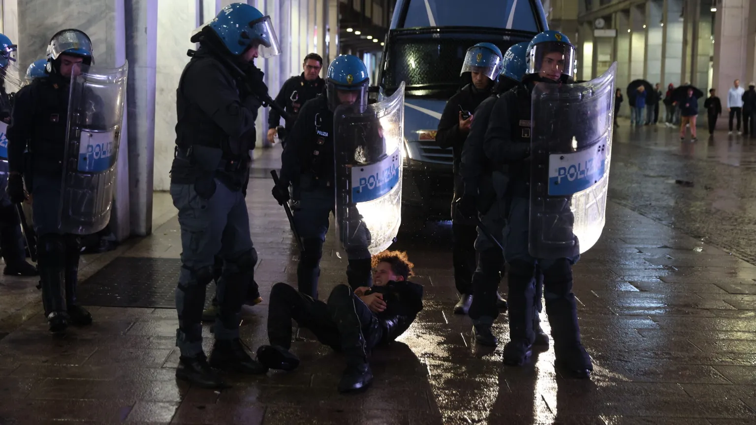 Le piazze che bruciano e la politica: servono visione e capacità di agire