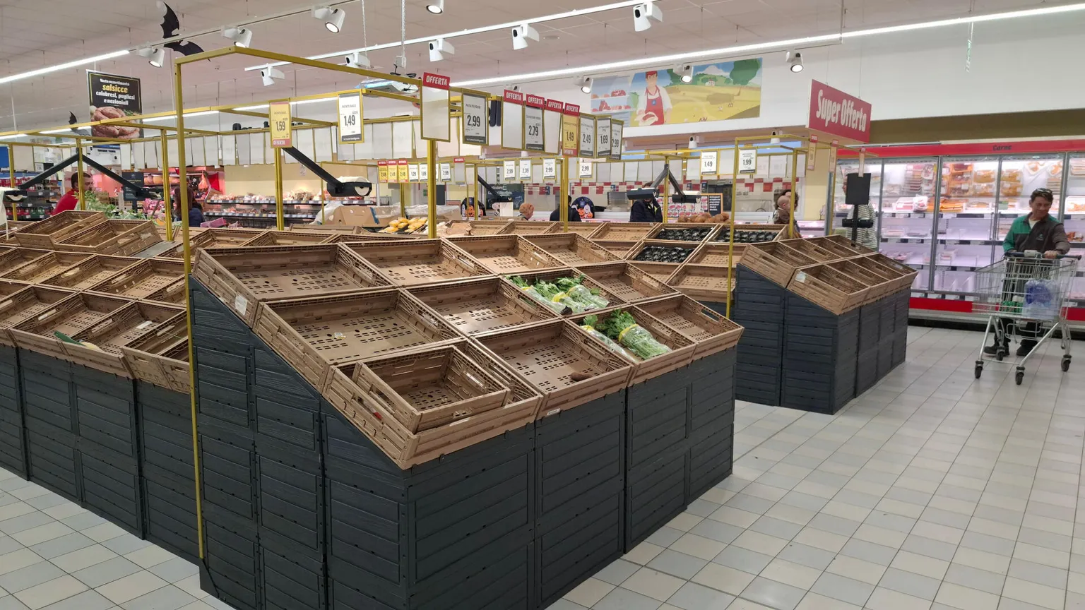 La rivolta dei Tir sale al Centro: primi vuoti sui banchi del fresco