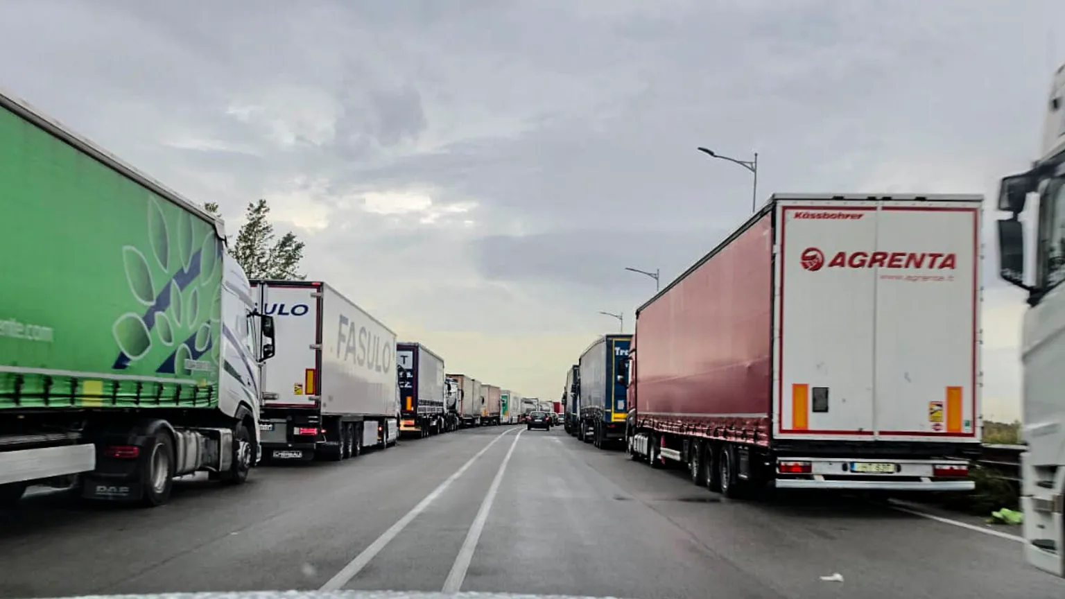 Perché la protesta autonoma dei Tir accomuna autotrasportatori e agricoltori (e spaventa l'industria)