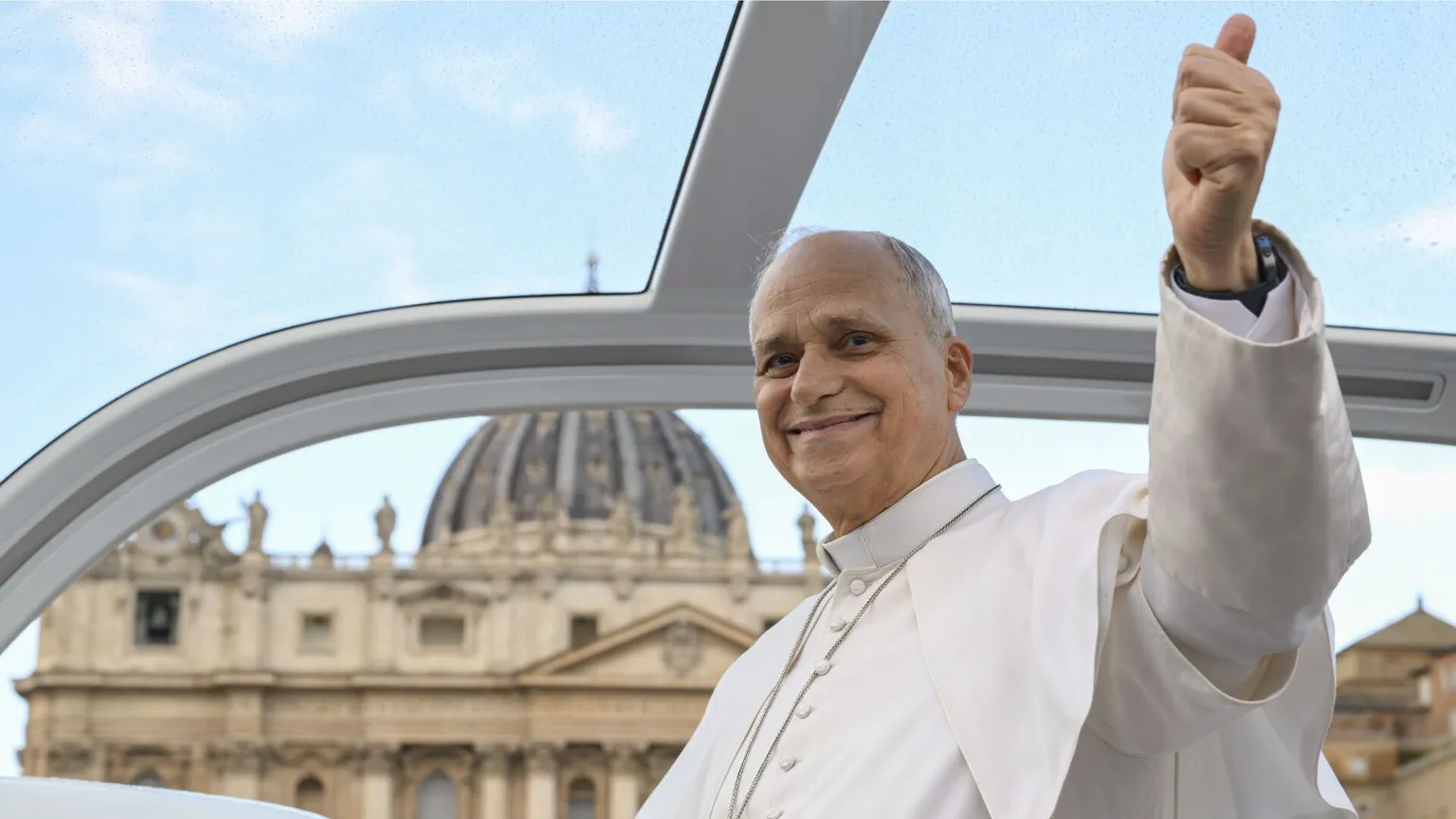 I medici: dopo l'operazione, il Papa non ha bisogno di altre terapie. «Era un tumore ma localizzato»