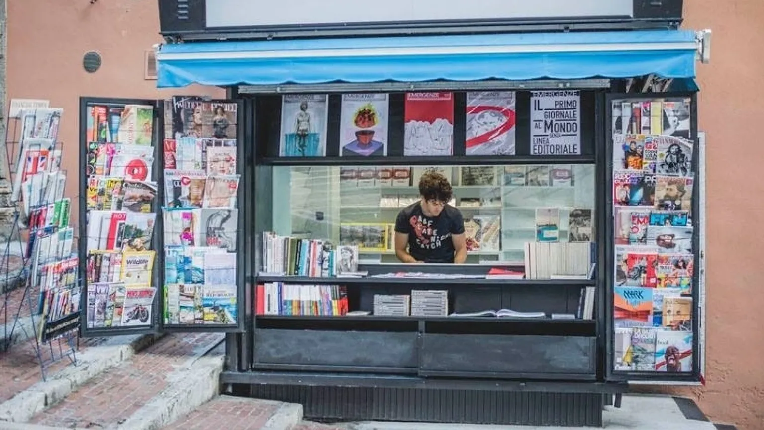 Salvate i giornali di carta. Quelle edicole ultimi luoghi di resistenza