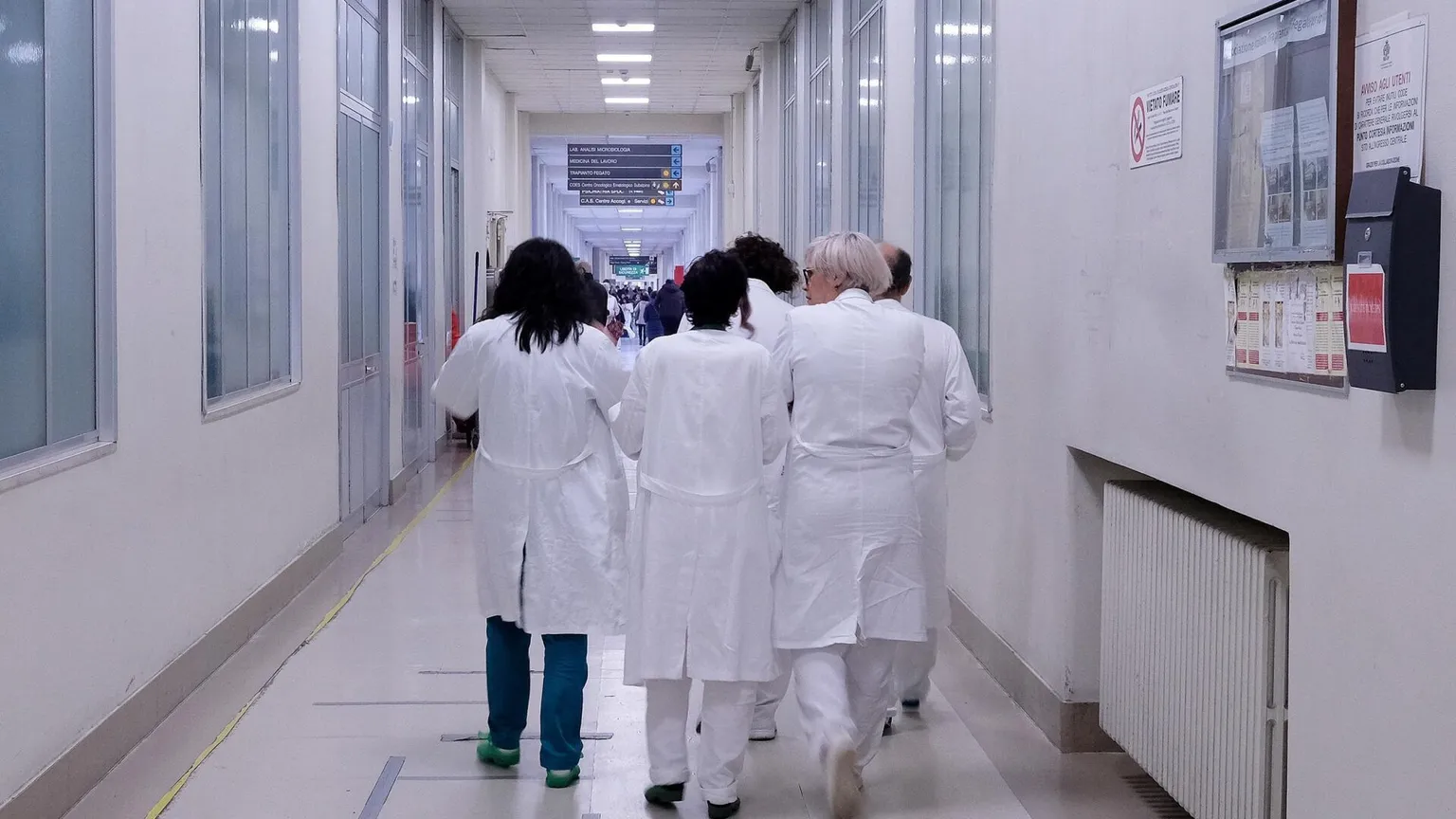 La polizza sanitaria privata ai docenti, un caso che divide e ci interroga