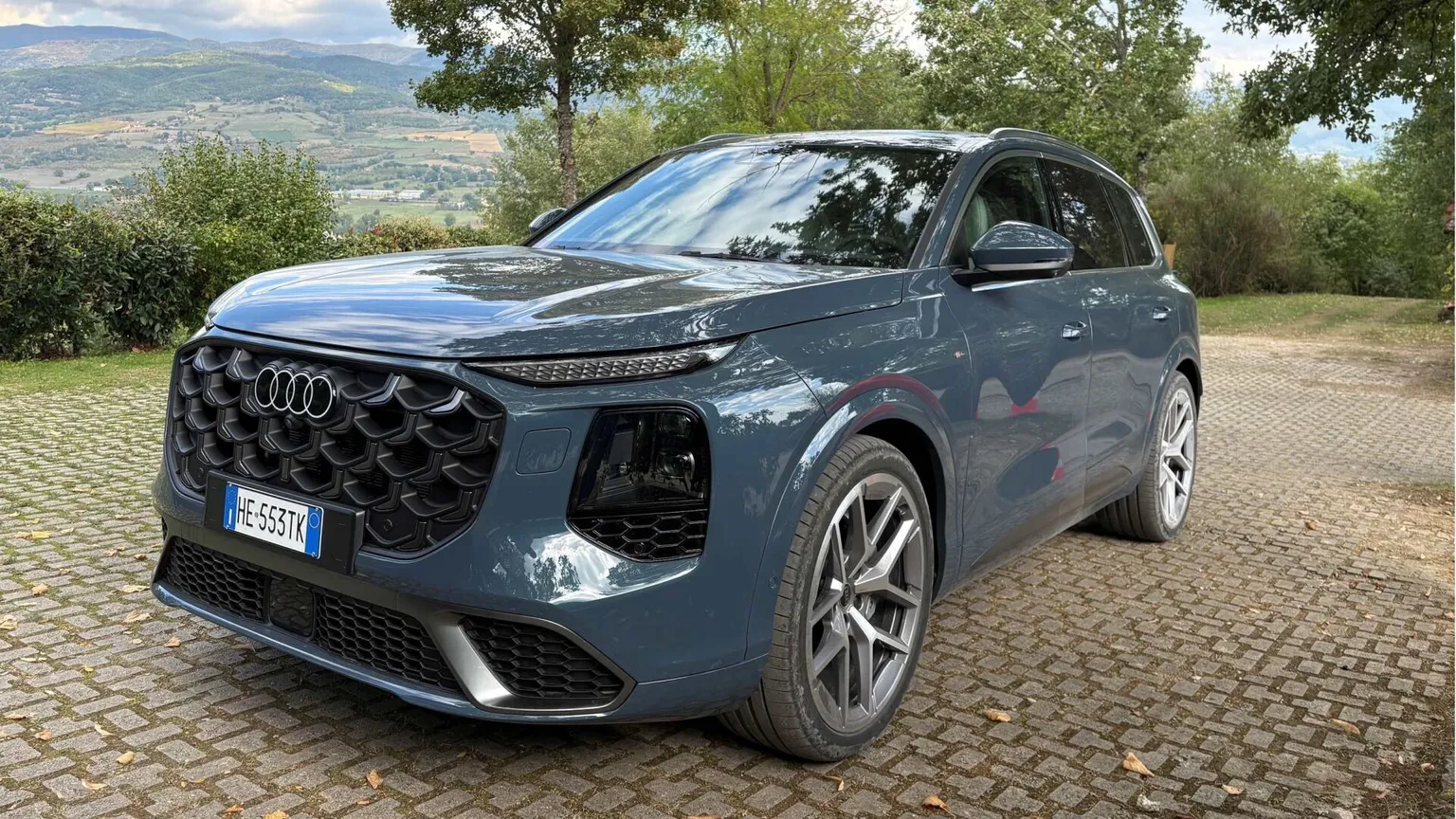 Dal lusso al fango: la doppia sfida di Audi tra spazio, spina e prestazioni