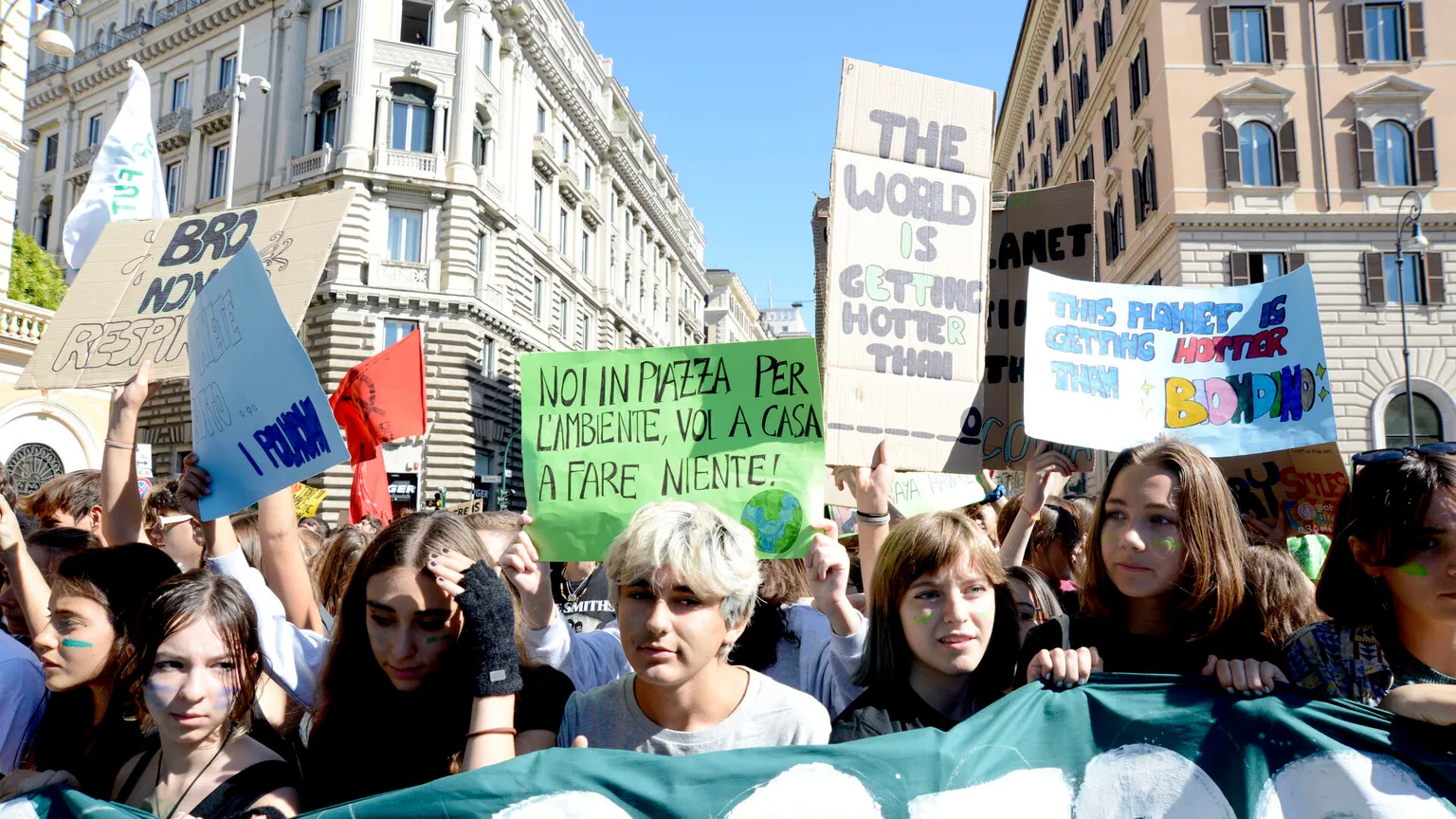 I giovani sono lontani dai luoghi della politica, ma non hanno perso la voglia di impegnarsi