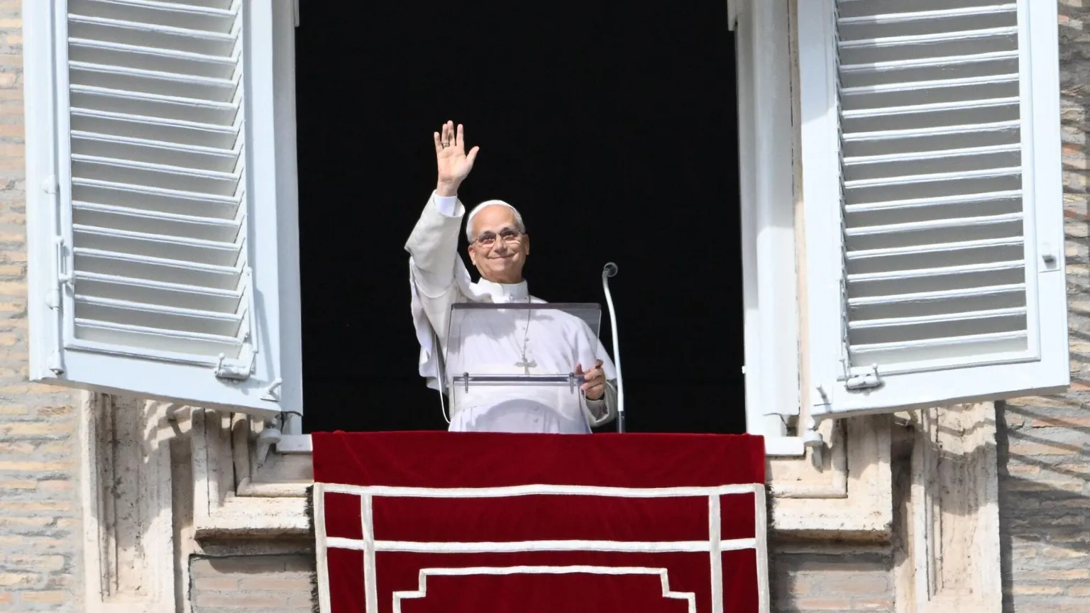 Il Papa affacciato alla finestra del suo studio nel Palazzo Apostolico per l'Angelus di ieri, 25 ottobre 2026 / ANSA
