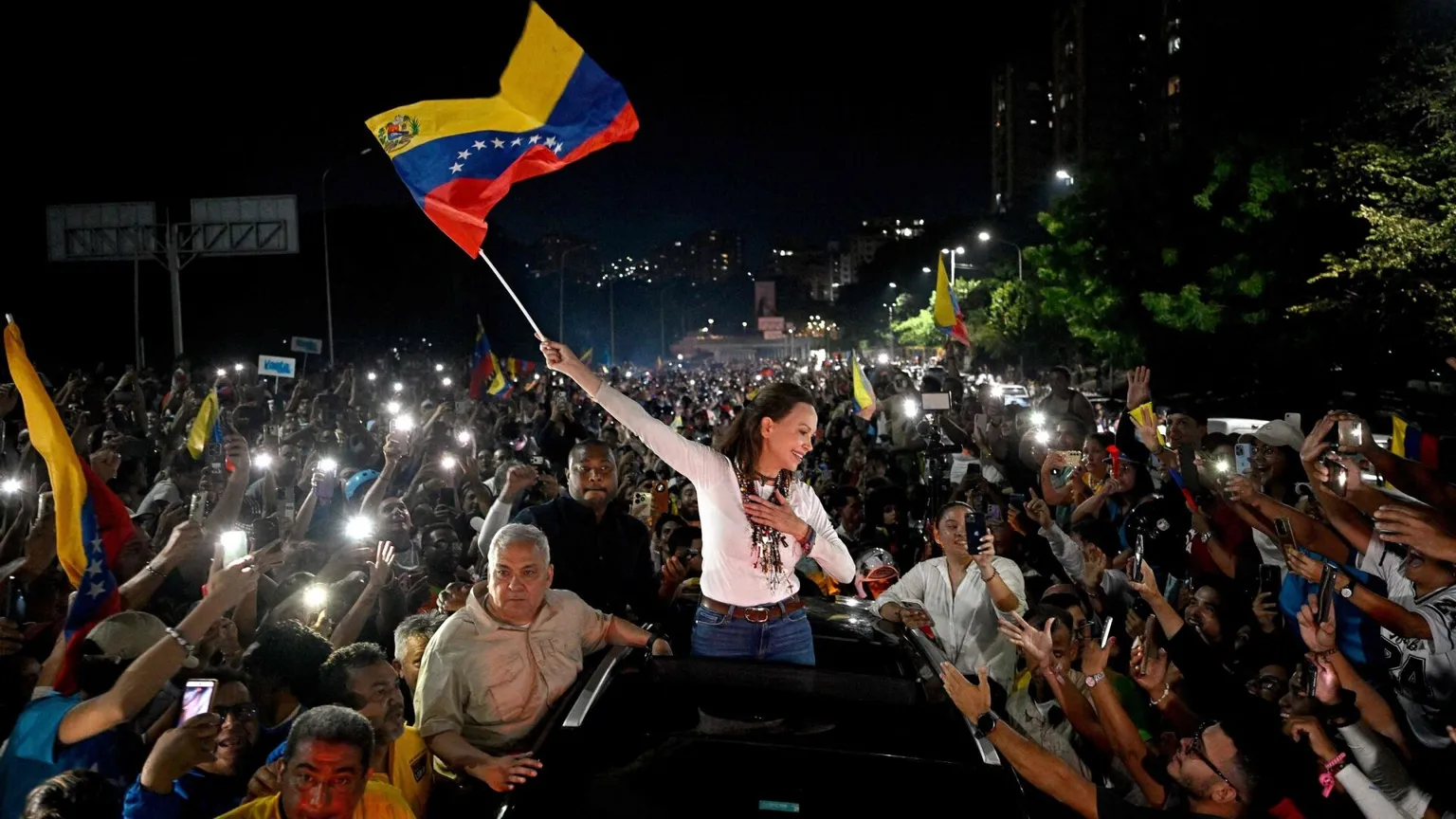Machado è tornata in Venezuela: la preghiera, il bagno di folla, le aspettative. E le distanze con Trump