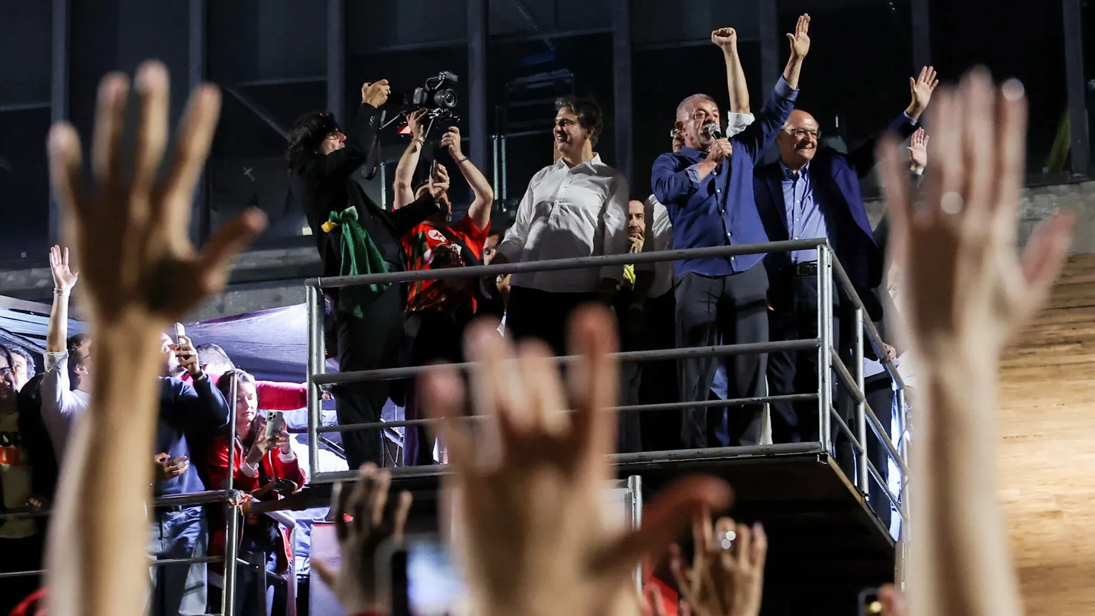 Lula acclamato in piazza a San Paolo dopo la vittoria su Bolsonaro