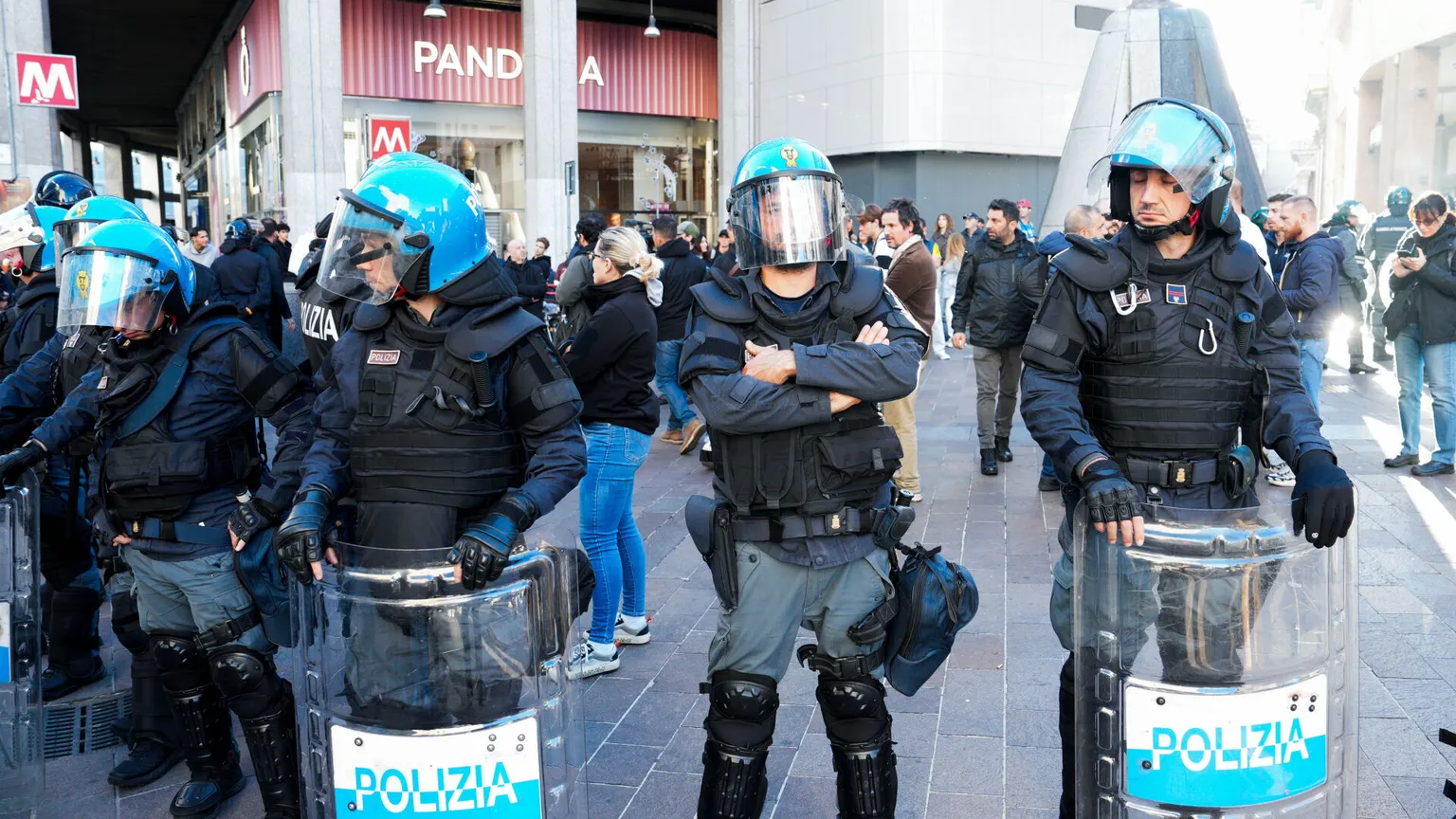 Io, la mia scorta, i disordini in piazza e il rispetto che dobbiamo a chi indossa la divisa