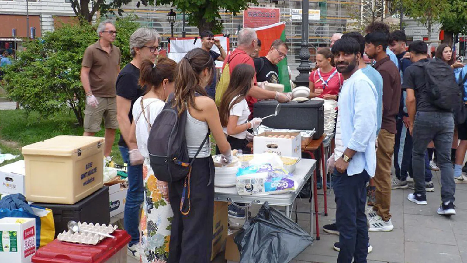 La distribuzione di pasti ai migranti in piazza a Trieste