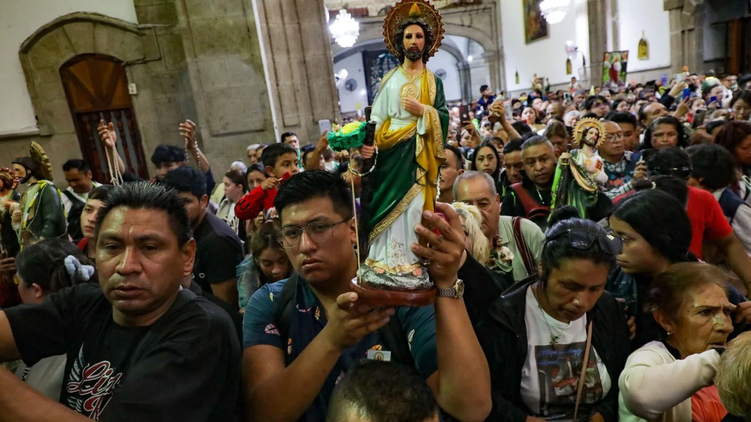 Devoti di san Giuda Taddeo davanti alla chiesa di San Hipólito, a Città del Messico / IAN ROBLES, EYEPIX
