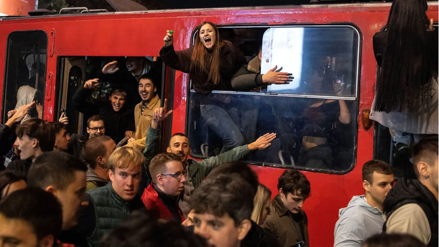 Gli studenti in piazza a Belgrado / REUTERS