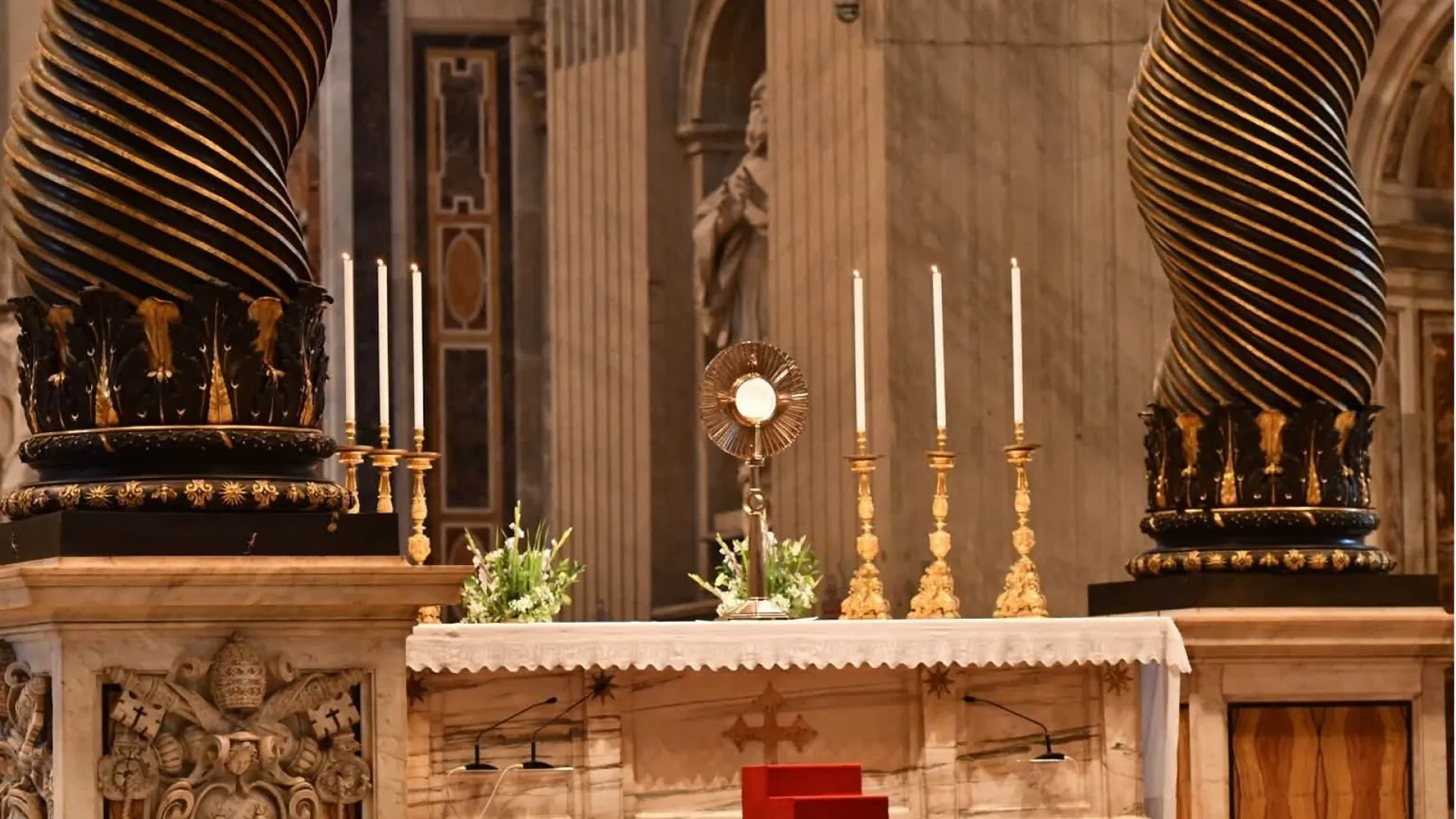 Adoratori riuniti a San Pietro, la forza silenziosa della fede