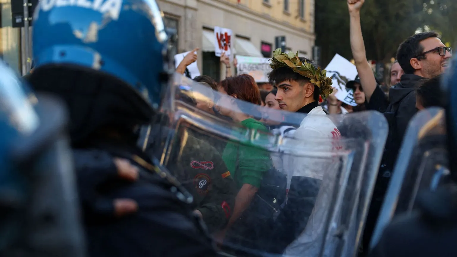 Milano, Gotham City e le vetrine infrante