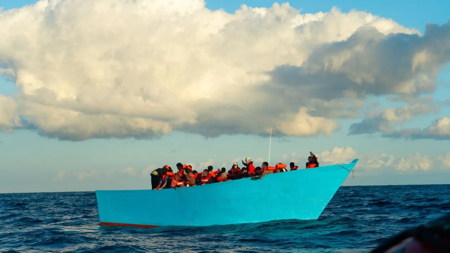 La nave di Emergency mette in salvo 113 persone che sbarcheranno a Genova