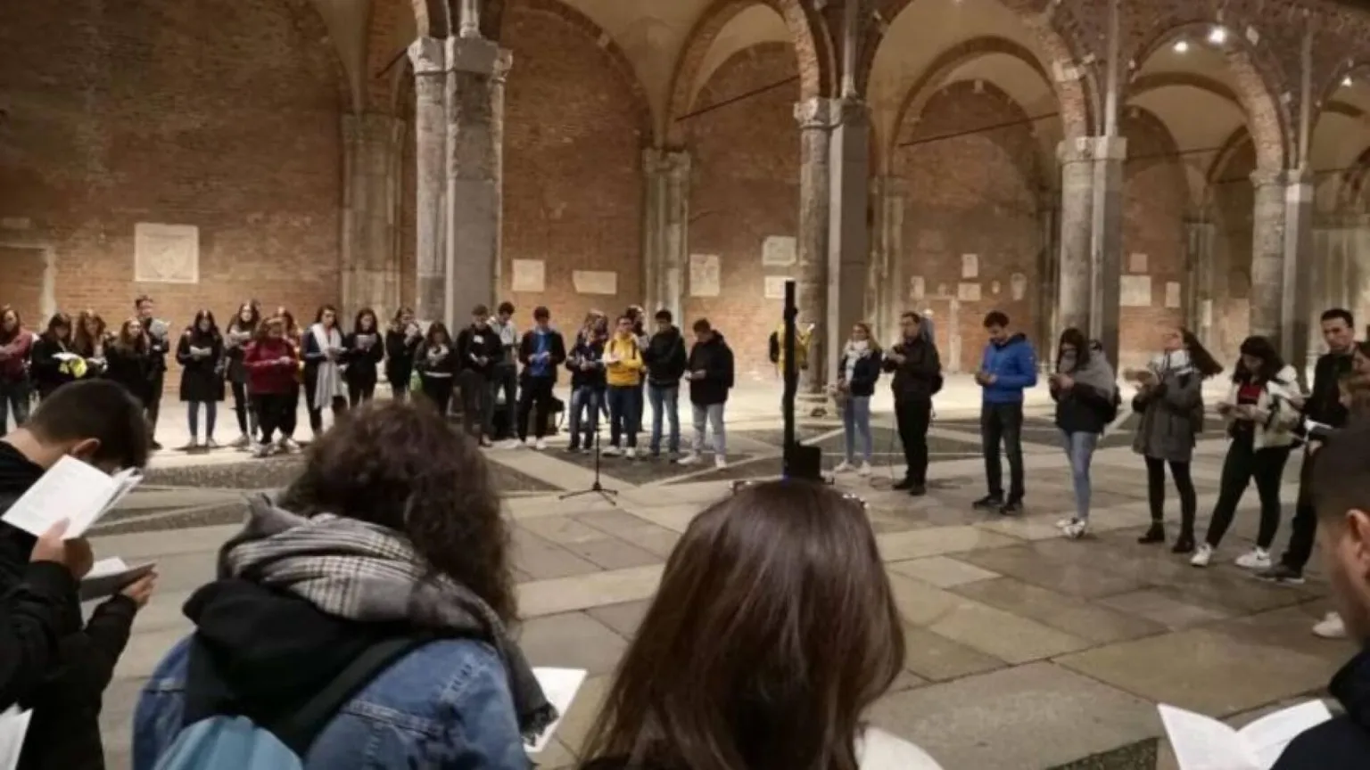 Giovani dell’arcidiocesi di Milano che partecipano alla “Notte dei Santi”, in una delle precedenti edizioni / chiesadimilano.it