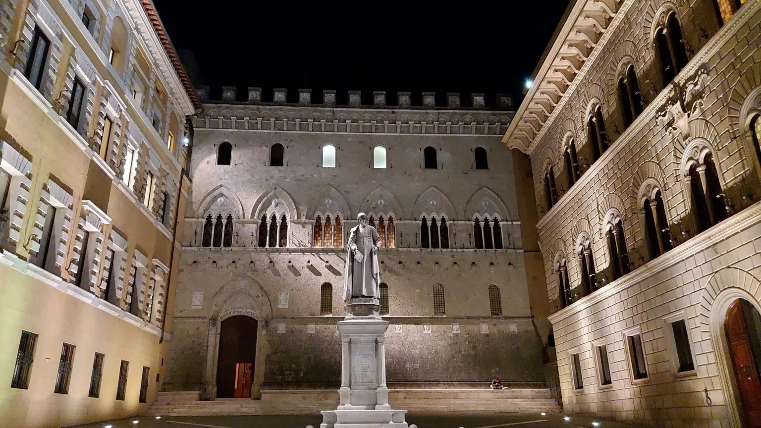 Montepaschi, il risiko bancario e le mire della politica: cosa cambia dopo l'assemblea di Siena