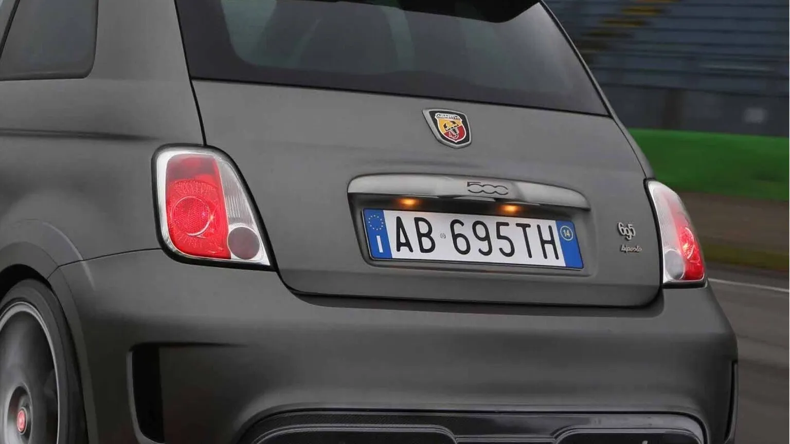 Personalizzare la targa dell'auto: un vezzo che costerà caro
