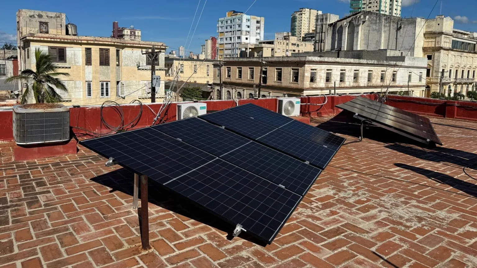 Pannelli fotovoltaici in cima a un tetto