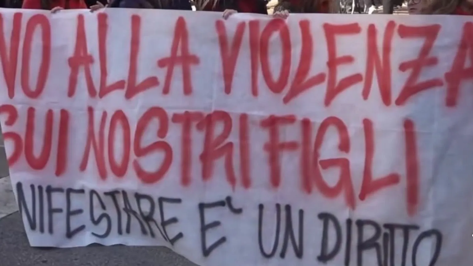 A Bologna madri in corteo con i figli per manifestare in pace