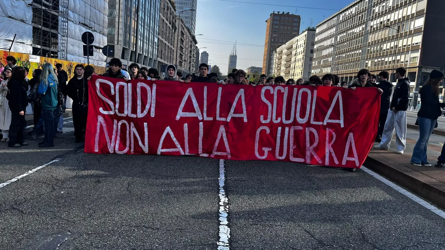 «Soldi alla scuola e non alla guerra»: da Livorno a Bologna, studenti in piazza
