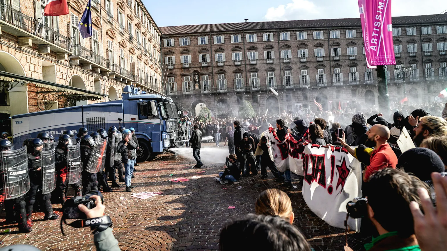 «Soldi alla scuola e non alla guerra»: da Livorno a Bologna, studenti in piazza. Scontri a Torino e Mestre