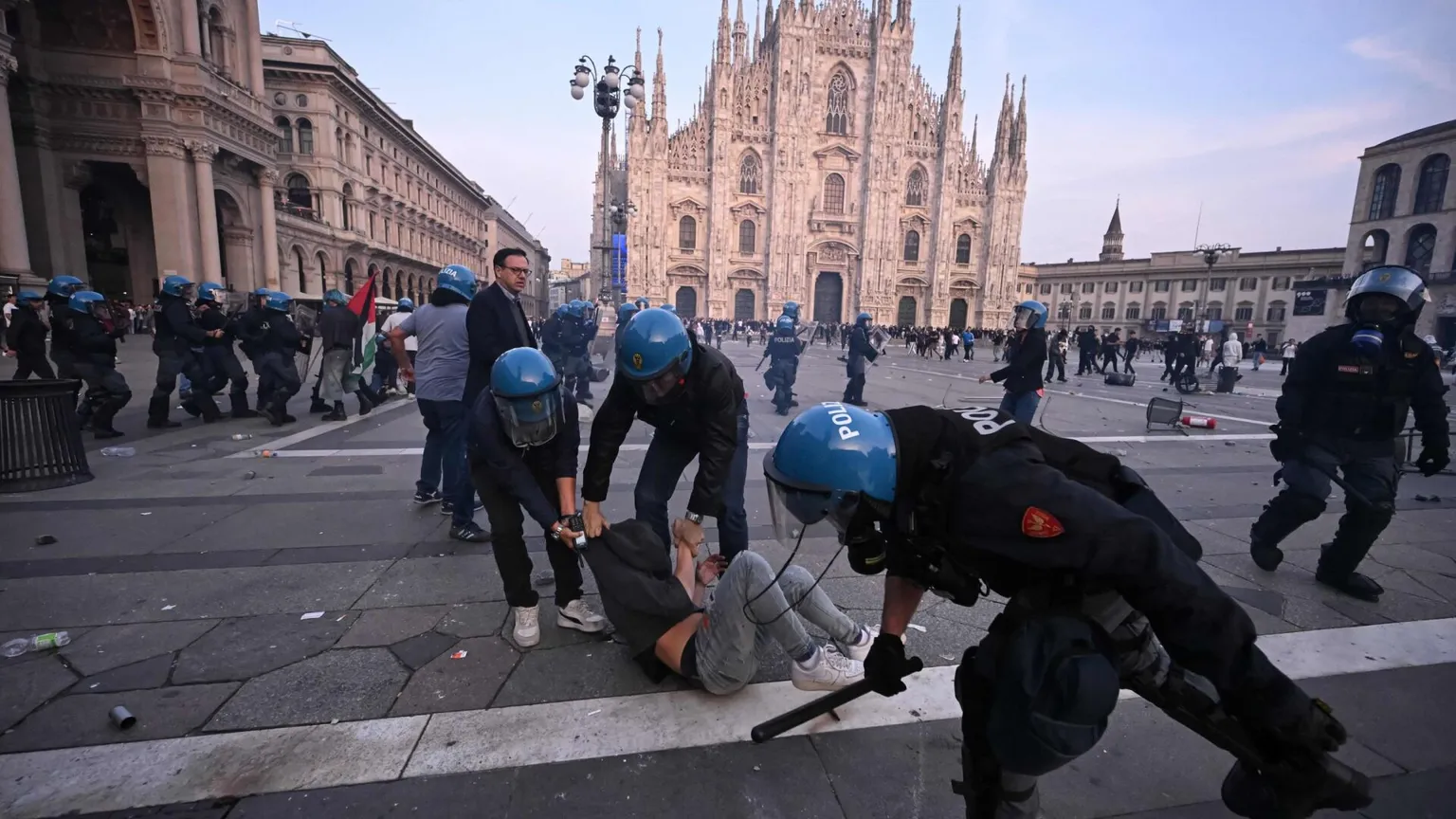 Disordini di piazza, perquisizioni in 23 città