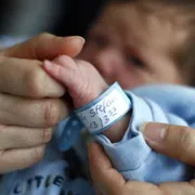 Genova, neonato trovato in scatola di scarpe