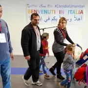 Parigi segue l'Italia: al via i canali umanitari