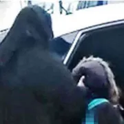 «Bimba cristiana affidata a una famiglia islamica: la plagiano»