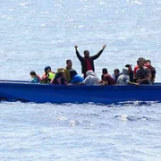 Collisione tra nave militare e barca di migranti: si temono 30 morti.