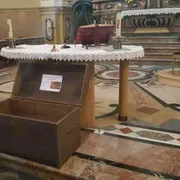 Il «baule della carità»: ogni pezzo di stoffa è un gesto di aiuto