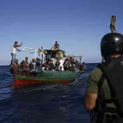 Fermati in mare e respinti: crimine contro l'umanità