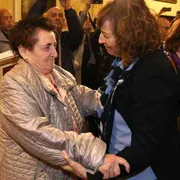 L'abbraccio fra i parenti del martire e la figlia del partigiano che lo uccise