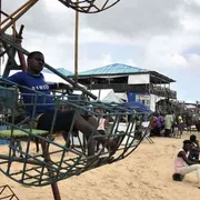 Lagos costruisce isole per ricchi nel mare di baracche