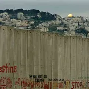 Ramallah, il fuoco oltre il muro. Dove la vita resta tagliata a metà