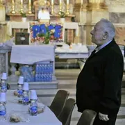 Un biglietto di minacce al prete che aiuta i poveri