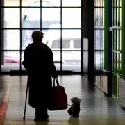 Curare l'ambiente degli anziani per farli sentire meno soli