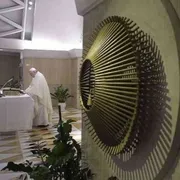 Il Papa: la mondanità, un lento scivolare nel peccato