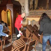 Il vescovo Raspanti igienizza sedie e panche in cattedrale