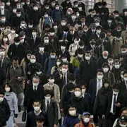 Il Giappone di Abe teme quasi più i tamponi della pandemia