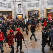 «Non ci arrenderemo mai», l'ultima battaglia di Trump. Assalto al Congresso
