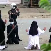 M'inginocchio al mondo per la mia gente di Myanmar